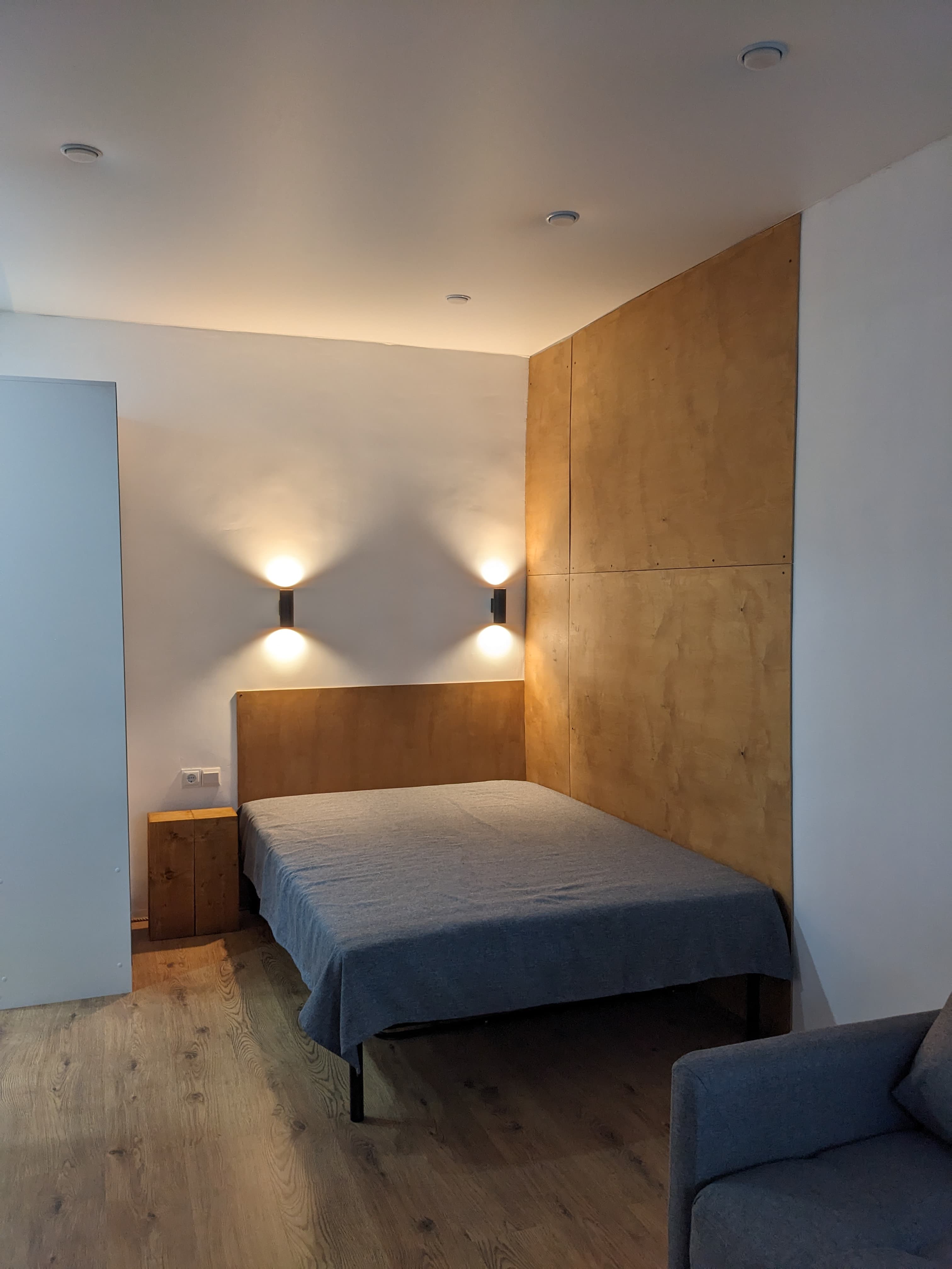 Спальная зона с двуспальной кроватью и мягким светом у изголовья