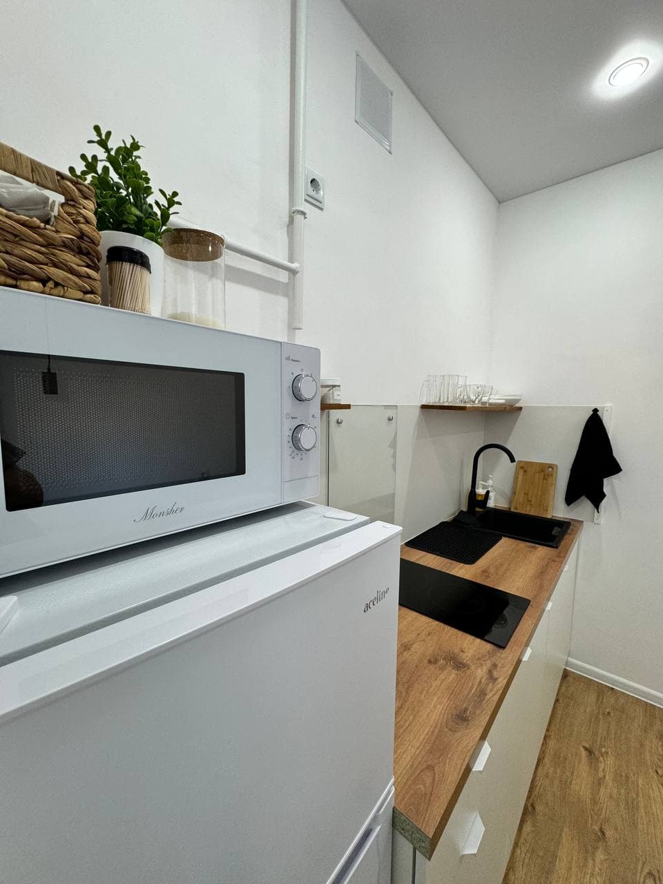 Кухонная столешница с варочной панелью, мойкой и открытыми полками